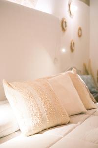 - un lit blanc avec 2 oreillers dans l'établissement Mary House, à Bari