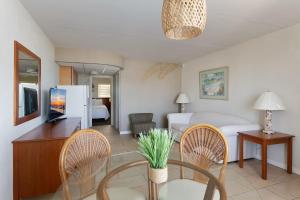 Habitación de hotel con cama, mesa y sillas en Waikiki Oceanfront Inn, en Wildwood Crest