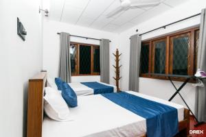 Een bed of bedden in een kamer bij Omega Villa
