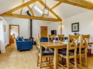 ein Esszimmer und ein Wohnzimmer mit einem Holztisch und Stühlen in der Unterkunft 2 Bed in Taunton 80694 in North Curry