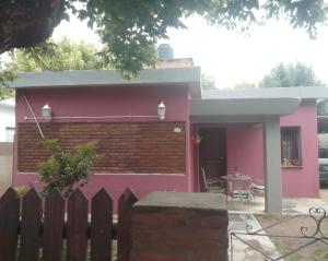 Bygningen som feriehuset ligger i + 1 billede