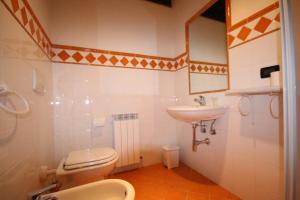 łazienka z toaletą i umywalką w obiekcie Agriturismo Valdifiori w mieście Sassoferrato