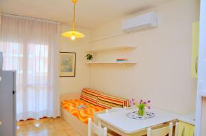 O zonă de relaxare la One bedroom apartment with stunning sea view