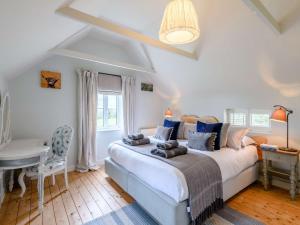a bedroom with a bed and a desk and a table at 4 Bed in Redlynch 82799 in Winchester