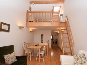 克里克豪厄爾的住宿－1 bed in Crickhowell 82777，阁楼公寓 - 带楼梯和客厅