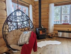 Un lugar para sentarse en Breathtaking log house with HotTub - Summer paradise in Tremblant