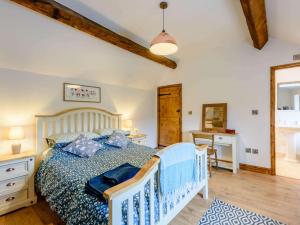 um quarto com uma cama, uma mesa e um espelho em 3 Bed in Gwynfryn 83938 em Coedpoeth