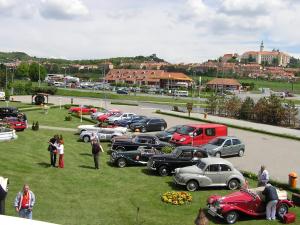 ミクロフにあるHotel Zámečekの駐車場に停車した車の集団