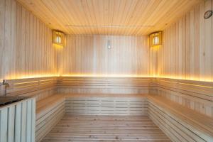 un sauna vide avec des boiseries et des lumières sur celui-ci dans l'établissement METROPOLE -Central Saigon Riverside -Free POOL-GYM-SAUNA Room-YOGA Room, à Hô-Chi-Minh-Ville