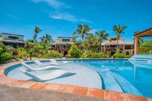 una piscina con 2 tumbonas en un complejo en La Perla del Caribe - Villa Amber en San Pedro