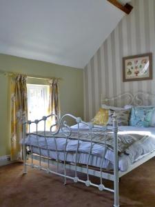 a bedroom with a white bed in a room at Finest Retreats - No 2 Meynell Mews in Breedon on the Hill