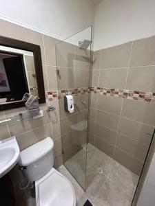International Hostel Medellin في ميديلين: حمام مع دش مع مرحاض ومغسلة