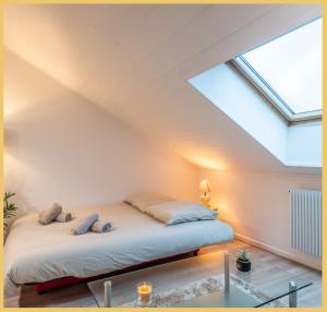 sypialnia z łóżkiem na poddaszu w obiekcie Studio / Chaleureux / Marignier w mieście Marignier