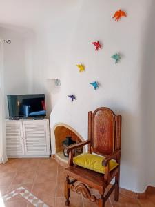 ポルシェスにあるApartamento Bela Vista, panoramic ocean viewの椅子と星が壁に掛けられた部屋