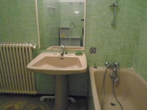 a bathroom with a sink and a bath tub at T4 plein centre ville in Lourdes