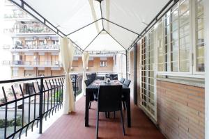 un balcón con mesa y sillas. en Lovely apartment with terrace near the Vatican en Roma