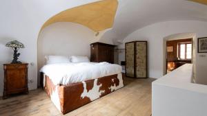 een slaapkamer met een groot bed en een gewelfd plafond bij Roma 34 in Bormio