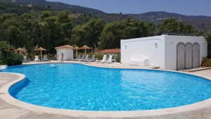 een groot zwembad met blauw water in een resort bij Residence Il Cicero in San Giorgio