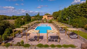 Bazén v ubytování Poggiovalle Tenuta Italiana nebo v jeho okolí