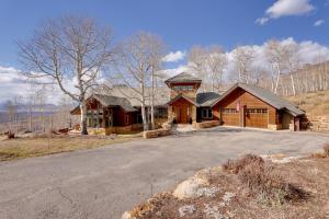 una casa grande con una entrada delante de ella en Telluride Mountain Chalet with Gym, Hot Tub and Views!, en Telluride