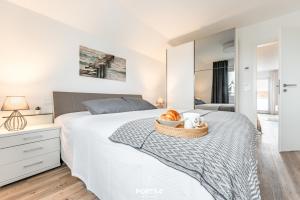 - une chambre avec un lit et un panier de nourriture dans l'établissement Strandläufer Büsum, à Büsum