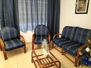 sala de estar con 2 sillas y sofá en Vivienda turística María de Padilla, en Montiel