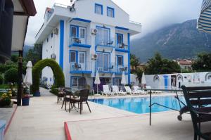 un gran edificio azul con piscina en Forever Hotel, en Ölüdeniz