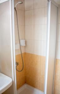 uma casa de banho com uma cabeça de chuveiro em Marina's Rooms Xrisopolitissa Larnaca em Larnaka