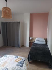 um quarto com uma cama e um chuveiro em patrice et chrstel Appartement indépendant em Les Malossannes