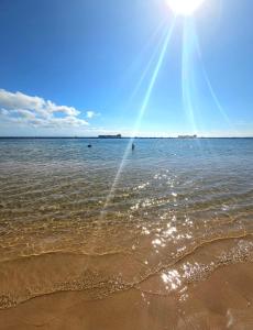 San AndrésにあるCasa Zicman Las Teresitasの水上に太陽が輝く海岸