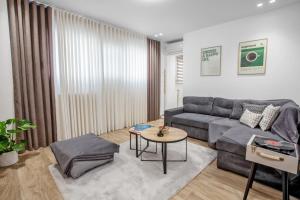 salon z kanapą i stołem w obiekcie Airbnb Kastoria - Bella Vista B w mieście Kastoria