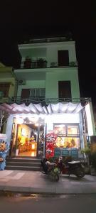 ein Geschäft vor einem Gebäude in der Nacht in der Unterkunft Khách sạn 68 ĐỒNG HẢI in Dong Hoi
