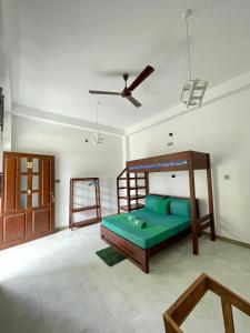 Ein Bett oder Betten in einem Zimmer der Unterkunft Plantation Surf Inn & Restaurant