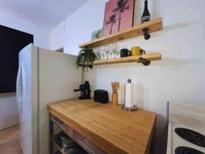 A kitchen or kitchenette at Cozy Vacation Home -San Juan -Centric location
