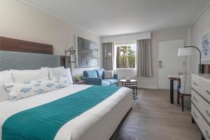 um quarto de hotel com uma cama grande e uma secretária em Sanibel Island Beach Resort em Sanibel