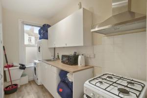 een kleine keuken met een fornuis en een koelkast bij LiveStay - One Bedroom Studio Near The Beach in Southend-on-Sea