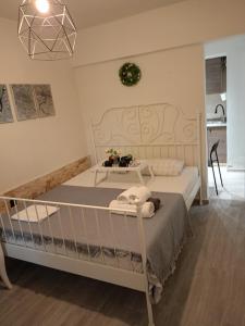 um quarto com uma cama com uma cama branca em Cocomelo Apts em Heraclião