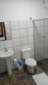 a bathroom with a toilet and a sink at POUSADA TAHITI in Pasto da Mata