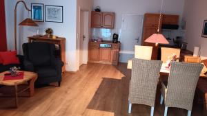 a kitchen and living room with a table and chairs at Fewo Muschel incl Kurkarte Parkplatz und strandnah in Ahrenshoop