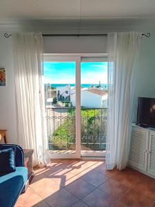een woonkamer met een grote glazen schuifdeur bij Apartamento Bela Vista, panoramic ocean view in Porches