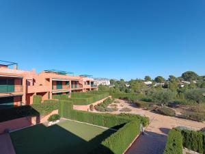 - une vue aérienne sur un bâtiment avec un jardin dans l'établissement Apartamento con solárium en Marina Sant Jordi (MSJ81), à Calafat