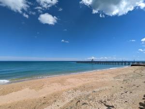 - une vue sur la plage et la jetée dans l'établissement Charmante maison front de mer et centre ville, à Luc-sur-Mer