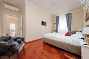 羅馬的住宿－Elegant and spacious apartment, Vespasiano 9，一间卧室配有一张大床和一把椅子