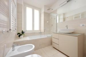 Vonios kambarys apgyvendinimo įstaigoje Elegant and spacious apartment, Vespasiano 9