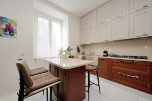 Virtuvė arba virtuvėlė apgyvendinimo įstaigoje Elegant and spacious apartment, Vespasiano 9