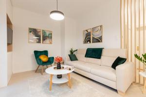 ブラチスラヴァにあるLuxury Apartment on Wilsonova, close to City Centerの白いソファとテーブルのあるリビングルーム +29枚の写真