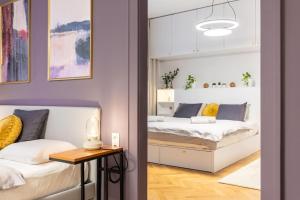 ブラチスラヴァにあるLuxury Apartment on Wilsonova, close to City Centerのベッド2台と鏡のある寝室