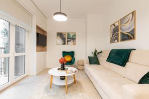 ブラチスラヴァにあるLuxury Apartment on Wilsonova, close to City Centerの白いソファとテーブルのあるリビングルーム