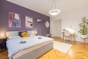 ブラチスラヴァにあるLuxury Apartment on Wilsonova, close to City Centerの大きな白いベッドと机のある寝室