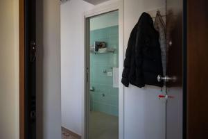 uma casa de banho com uma porta branca e um chuveiro em Classy House in Marigliano em Marigliano